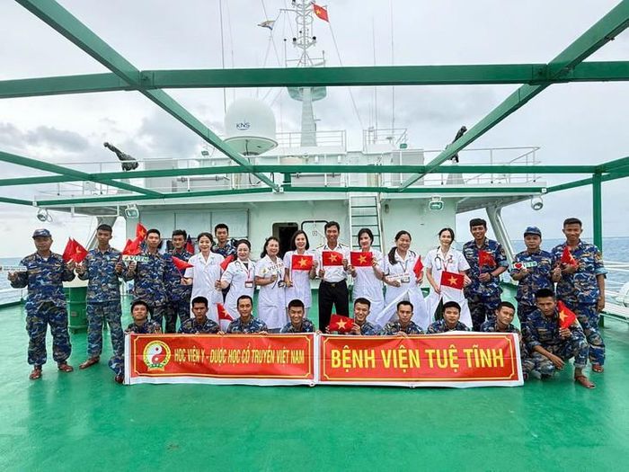 Các bác sĩ Học viện Y Dược học cổ truyền Việt Nam - Bệnh viện Tuệ Tĩnh trực tiếp tham gia khám sức khỏe cho quân và dân Trường Sa.
