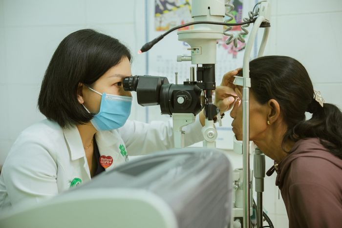 Người dân được thăm khám bệnh về mắt. Ảnh: Hoàng Nga