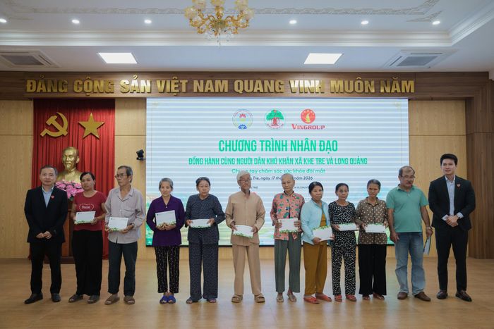 Ban tổ chức trao tặng quà cho người dân. Ảnh: Hoàng Nga