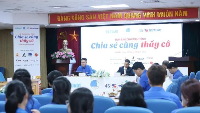 Quang cảnh buổi họp báo chương trình Chia sẻ cùng thầy cô. Ảnh: Hải Đăng
