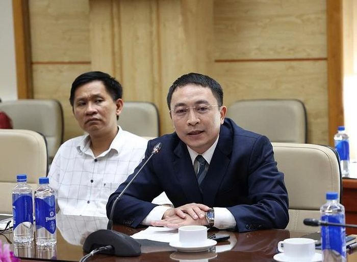 Các đại biểu phía Bộ Y tế phát biểu. Ảnh: Trần Minh