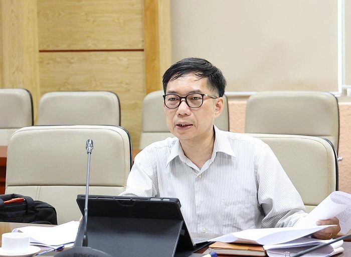 Đại diện lãnh đạo Cục Quản lý Dược trao đổi thông tin tại cuộc họp.  Ảnh: Trần Minh