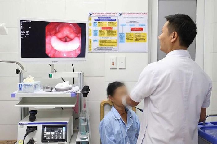 Bác sĩ thăm khám cho bệnh nhân sau ca mổ. Ảnh: BVCC.