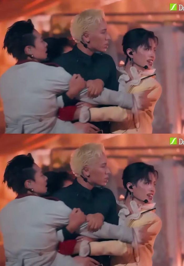 Khoảnh khắc nam rapper "chìm nghỉm" giữa ba thành viên còn lại trong nhóm khiến fan tìm mòn mắt mới nhận ra.