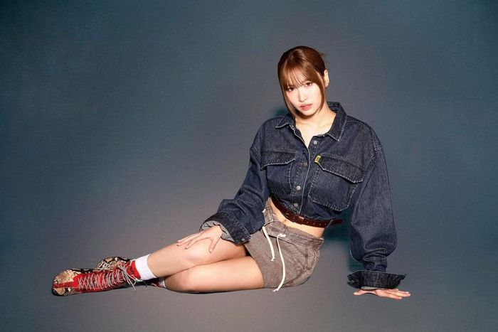 Nhằm cân bằng tổng thể có phần gai góc, nàng idol người Nhật chọn kiểu tóc mái bay hơi hướng Hime ma mị và cuốn hút.