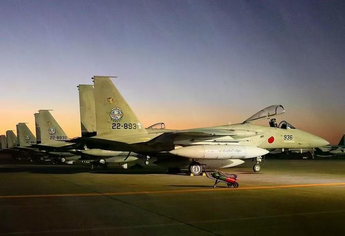 Không quân Mỹ (USAF) là bên ký kết trong cả 4 hợp đồng. Các giao dịch mua bán được thực hiện theo chương trình Bán vũ khí cho nước ngoài (FMS).
