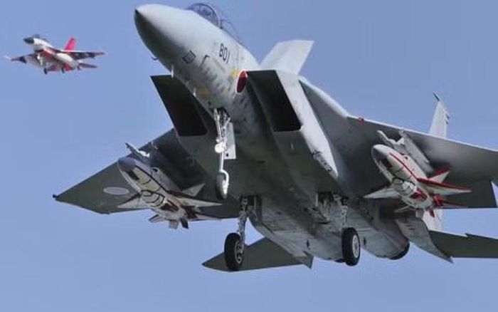 Chương trình F-15JSI (Japan Super Interceptor) là một bản nâng cấp lớn cho phi đội F-15J của Lực lượng Phòng vệ Trên không Nhật Bản. Dự án đang được Boeing và Mitsubishi Heavy Industries thực hiện theo thỏa thuận Bán vũ khí cho nước ngoài (FMS).