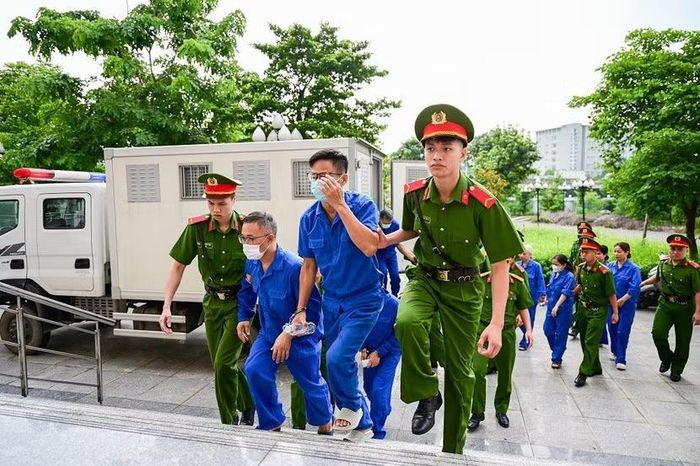Các bị cáo trong vụ án được dẫn giải ra hầu tòa.