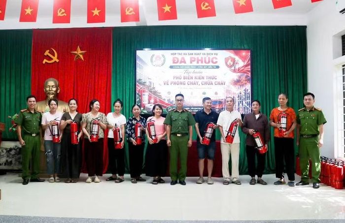 Trao tặng bình chữa cháy cho người dân