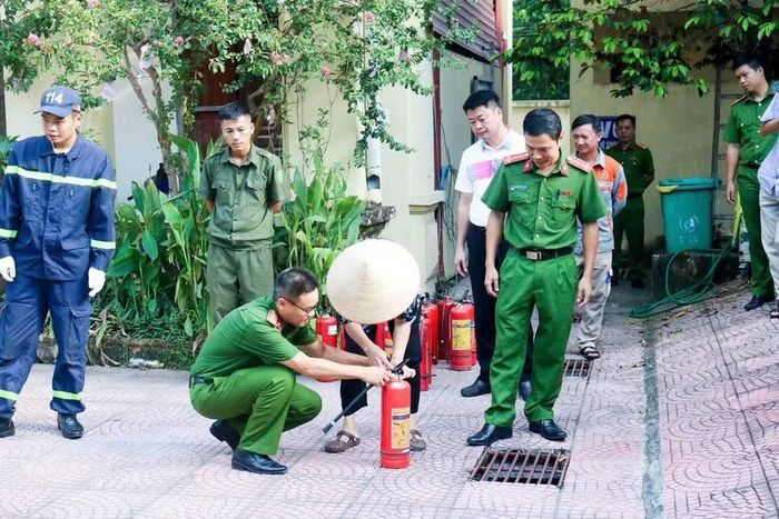 Hướng dẫn người dân sử dụng các thiết bị chữa cháy xách tay