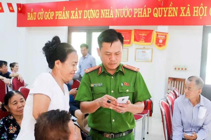 Hướng dẫn người dân sử dụng cẩm nang tư vấn an toàn PCCC trong quản lý, sử dụng điện