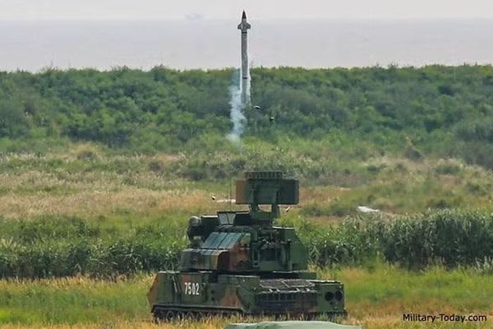 Không có gì ngạc nhiên khi Quân đội Trung Quốc đã đặt mua thêm một lô Tor-M1 nữa vào năm 1999. Tổng cộng từ năm 1997 đến năm 2001, Nga đã cung cấp cho đối tác 35 hệ thống Tor-M1, cũng như đầy đủ cơ số tên lửa dẫn đường đi kèm.