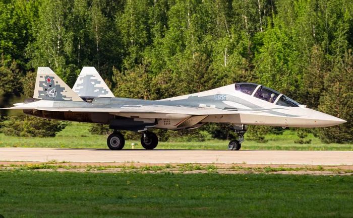 Điểm đáng chú ý nhất không nằm ở việc Su-57 có thêm một ghế. Nga cho biết phiên bản này có thể tổ chức và điều phối hoạt động của một nhóm máy bay có người lái và không người lái, đồng thời hình thành một không gian thông tin và điều khiển thống nhất.