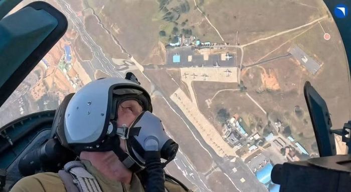 Đây là lần đầu Nga công khai thử nghiệm phiên bản Su-57 với 2 thành viên tổ lái. Moscow xác định máy bay có thể đảm nhiệm cả nhiệm vụ huấn luyện và vai trò máy bay chỉ huy, điều khiển tác chiến.