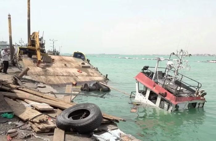 Thiệt hại sau các cuộc tấn công của lực lượng Houthi vào thành phố cảng Mocha bên bờ Biển Đỏ ngày 10-8-2026. Ảnh: Reuters