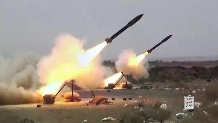 Các tên lửa của Houthi được phóng đi. Ảnh: Getty Images