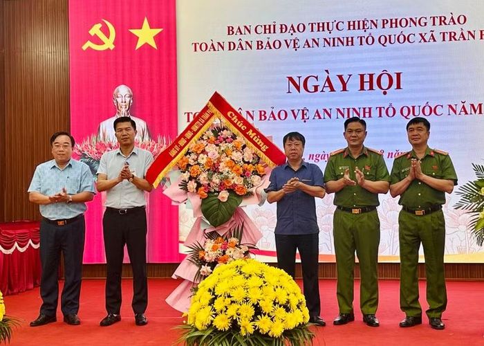Lãnh đạo Đảng uỷ, HDND, UBND, Uỷ ban MTTQ xã Trần Phú tặng hoa chúc mừng Ngày hội