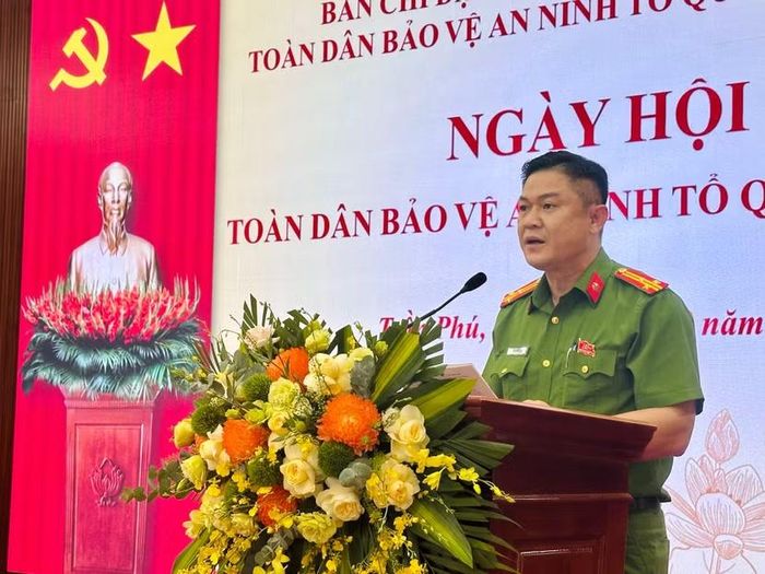Thượng tá Hoàng Thanh Sơn, Trưởng Công an xã Trần Phú phát biểu khai mạc Ngày hội