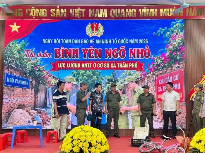 Tại Ngày hội, các đại biểu và nhân dân đã theo dõi phóng sự đánh giá kết quả xây dựng phong trào trên địa bàn, cùng tiểu phẩm tuyên truyền mang tên "Bình yên ngõ nhỏ" do Công an xã và lực lượng tham gia bảo vệ an ninh trật tự ở cơ sở phối hợp thực hiện.