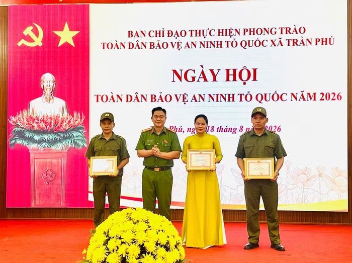 Ban tổ chức trao thưởng cho các tập thể, cá nhân có thành tích xuất sắc