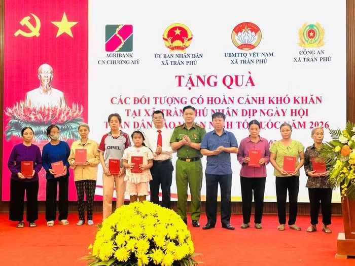 Đại diện lãnh đạo xã Trần Phú tặng quà các gia đình có hoàn cảnh khó khăn trên địa bàn