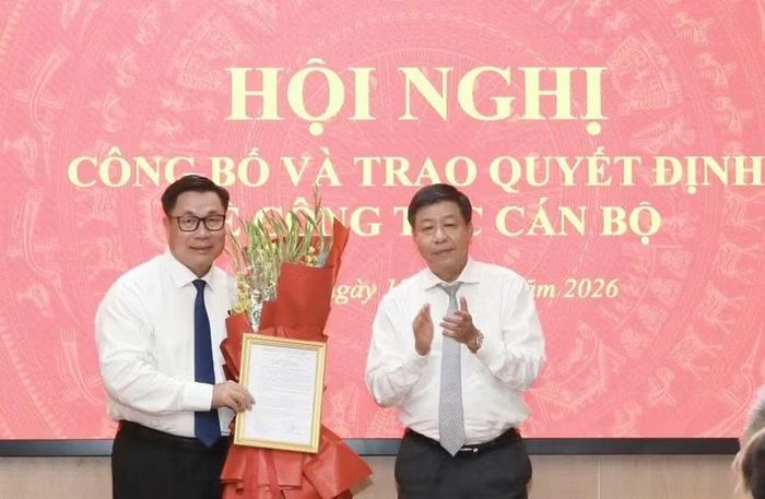 Phó Chủ tịch Thường trực UBND TP Hà Nội Dương Đức Tuấn trao quyết định cho Giám đốc Sở Nội vụ Nguyễn Quang Hiếu (Ảnh: Đình Hiệp)