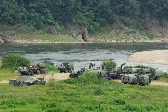 Xe bọc thép của quân đội Mỹ tập trung để vượt sông tại một trường huấn luyện ở Yeoncheon, Hàn Quốc ngày 17-8-2026