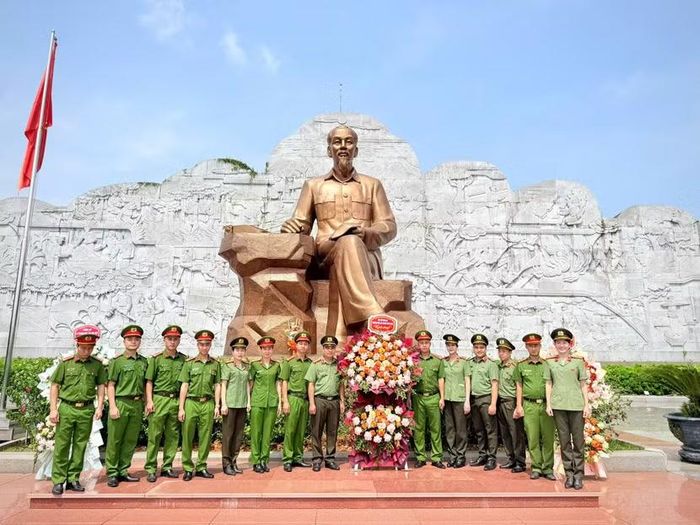 Đoàn dâng hương, dâng hoa tưởng niệm Chủ tịch Hồ Chí Minh