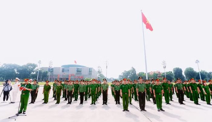 Tập thể cán bộ, chiến sĩ Công an phường Hà Đông báo công dâng Bác