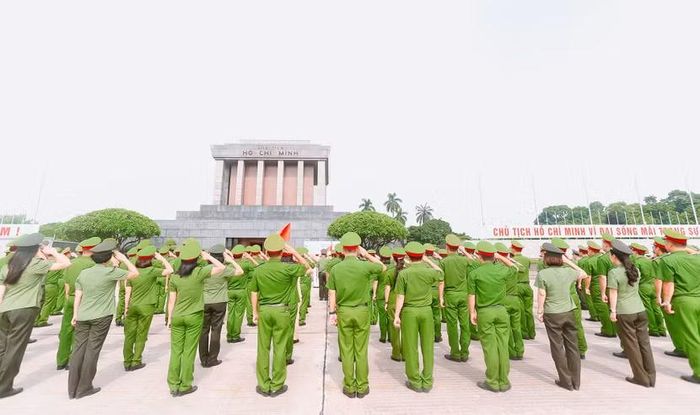Đoàn công tác CAP Hà Đông báo công dâng Bác.