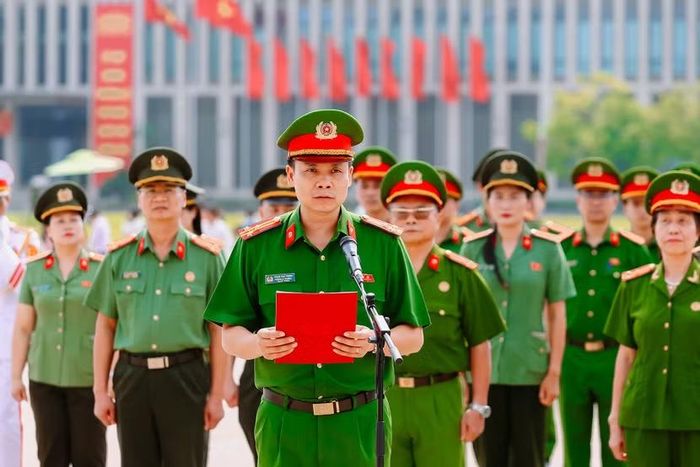 Thượng tá Phạm Văn Trọng báo cáo với Bác những kết quả, thành tích nổi bật của Công an phường Hà Đông trong thời gian qua