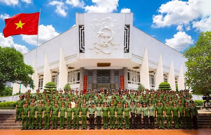 Đoàn cán bộ, chiến sĩ Công an phường Hà Đông chụp ảnh lưu niệm tại Bảo tàng Hồ Chí Minh, ghi dấu hành trình về nguồn đầy ý nghĩa nhân dịp kỷ niệm 81 năm Ngày truyền thống lực lượng Công an nhân dân và Quốc khánh 2-9