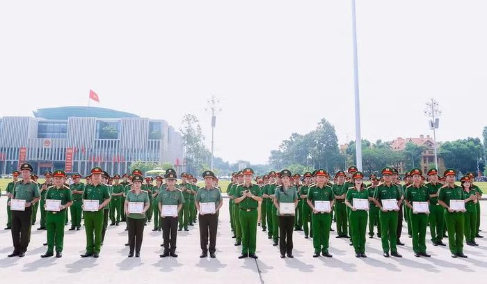 Các cán bộ, chiến sĩ có thành tích xuất sắc trong thực hiện nhiệm vụ công tác được nhận giấy khen