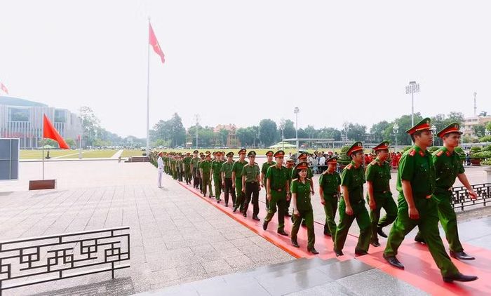 Tập thể cán bộ, chiến sĩ Công an phường Hà Đông vào Lăng viếng Bác
