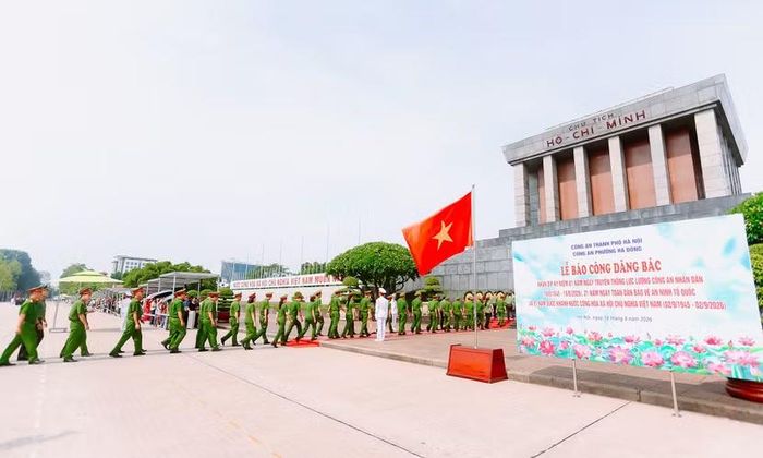Lễ Báo công dâng Bác là đợt sinh hoạt chính trị sâu sắc, góp phần giáo dục truyền thống cách mạng, bồi đắp niềm tự hào, lý tưởng và trách nhiệm của mỗi cán bộ, chiến sĩ Công an phường Hà Đông