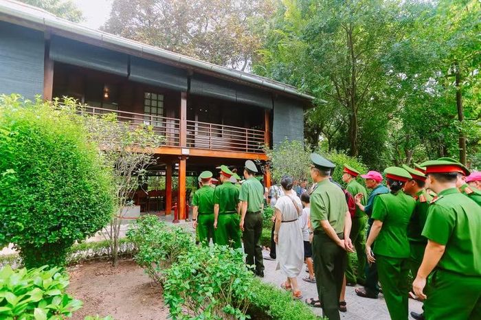 Cán bộ, chiến sĩ Công an phường Hà Đông tham quan Nhà sàn Bác Hồ, lắng nghe giới thiệu về cuộc đời, sự nghiệp cách mạng và những năm tháng Người sống, làm việc tại đây