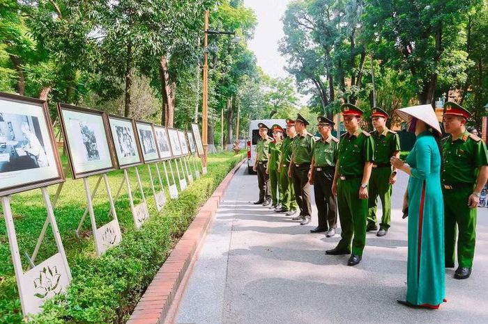 Trong khuôn viên Khu Di tích Chủ tịch Hồ Chí Minh tại Phủ Chủ tịch, cán bộ, chiến sĩ Công an phường Hà Đông chăm chú nghe giới thiệu về những hình ảnh, tư liệu lịch sử gắn với cuộc đời, sự nghiệp cách mạng của Chủ tịch Hồ Chí Minh, qua đó bồi đắp niềm tự hào, ý thức trách nhiệm và quyết tâm học tập, làm theo tư tưởng, đạo đức, phong cách của Người