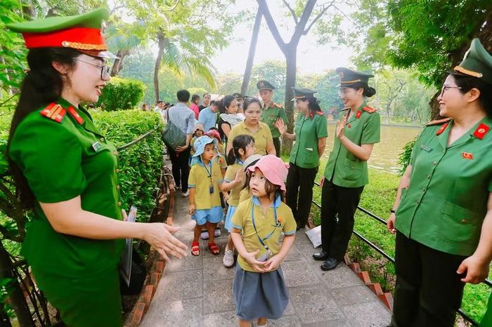 Đoàn cán bộ, chiến sĩ Công an phường Hà Đông thân thiện giao lưu, trò chuyện cùng các em nhỏ tham quan Khu Di tích Chủ tịch Hồ Chí Minh tại Phủ Chủ tịch