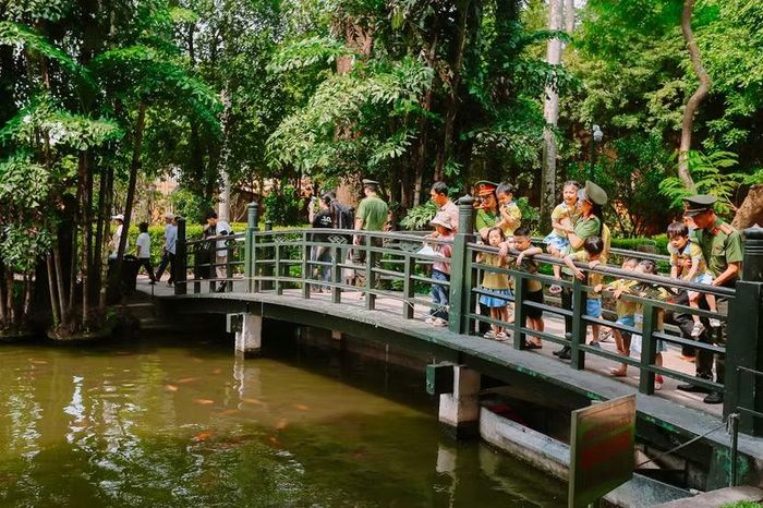 Cán bộ, chiến sĩ Công an phường Hà Đông thân thiện cùng các em nhỏ tham quan, tìm hiểu Ao cá Bác Hồ trong Khu Di tích Chủ tịch Hồ Chí Minh tại Phủ Chủ tịch, tạo nên hình ảnh gần gũi, ấm áp trong hành trình về nguồn