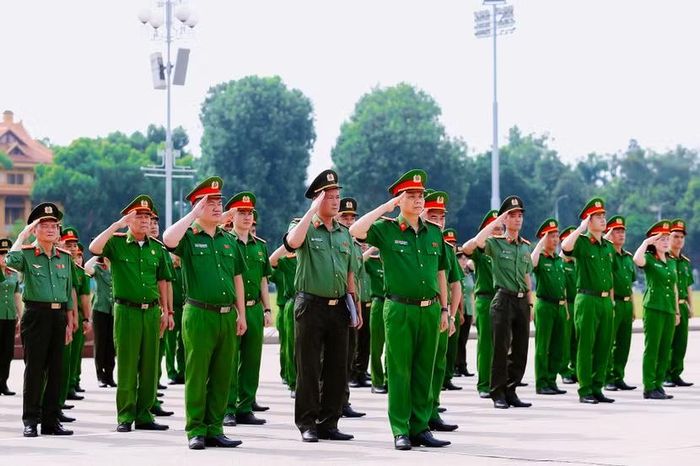 Trong không khí trang nghiêm và đầy tự hào, tập thể cán bộ, chiến sĩ CAP Hà Đông đã thành kính dâng lên Chủ tịch Hồ Chí Minh những thành tích nổi bật