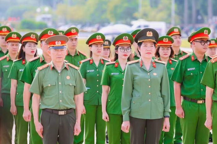Tham gia đoàn còn có các đồng chí cán bộ công an hưu trí Cựu công an phường Hà Đông