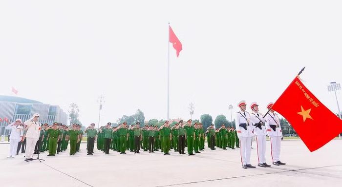Công an phường Hà Đông tổ chức Lễ báo công dâng Bác tại Lăng Chủ tịch Hồ Chí Minh