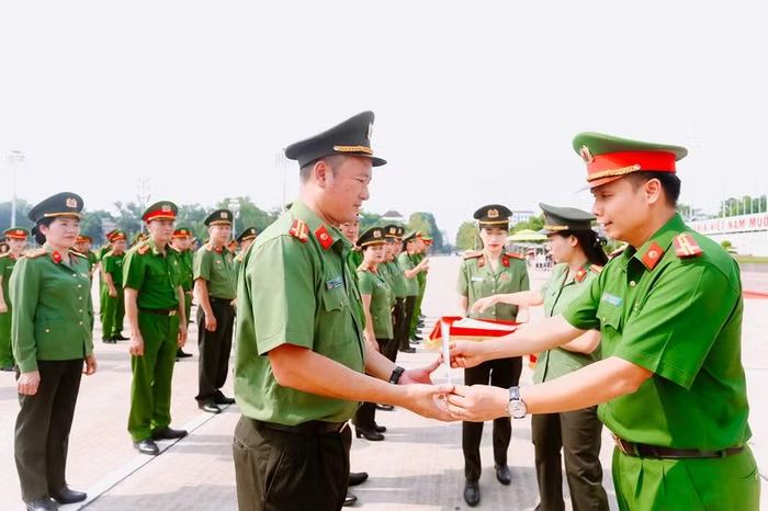 Tại Lễ Báo công dâng Bác, thừa ủy quyền của Giám đốc Công an thành phố Hà Nội, lãnh đạo Công an phường Hà Đông trao Giấy khen tặng các cán bộ, chiến sĩ có thành tích xuất sắc