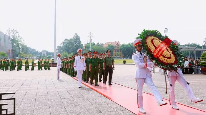 Tập thể cán bộ, chiến sĩ Công an phường Hà Đông vào Lăng viếng Bác