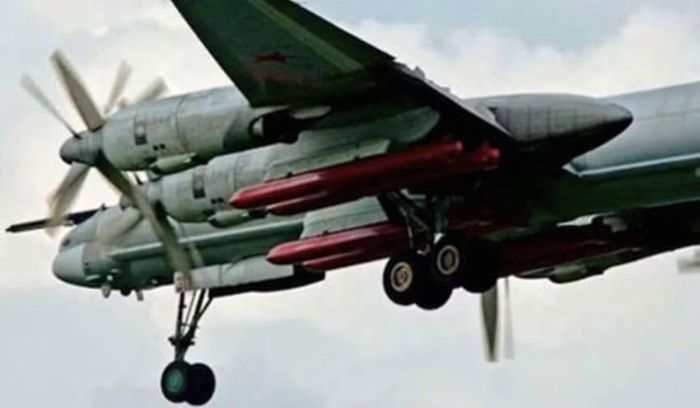 Kh-101 có quan hệ phát triển với dòng Kh-55 và Kh-555, nhưng không nên xem chúng là cùng một loại tên lửa. Kh-55 là tên lửa hành trình chiến lược thế hệ cũ của Liên Xô, trong khi Kh-555 là biến thể cải tiến của Kh-55.