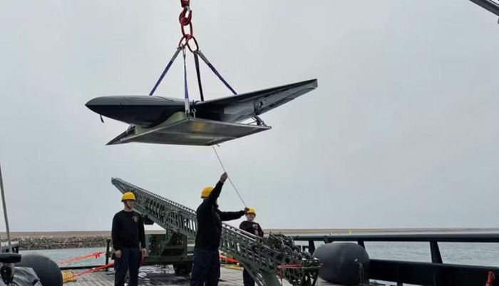 Mẫu máy bay không người lái thứ 2 có tầm bay 965 km và sử dụng hệ thống máy phóng, cho phép triển khai liên tiếp nhiều phi cơ trong thời gian ngắn. Tên nhà sản xuất chưa được tiết lộ vì lý do an ninh.