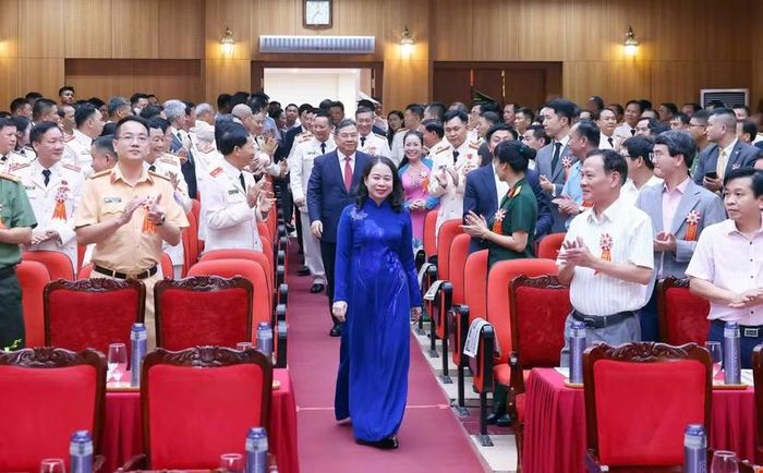 Các đồng chí lãnh đạo Đảng, Nhà nước, Chính phủ dự buổi lễ