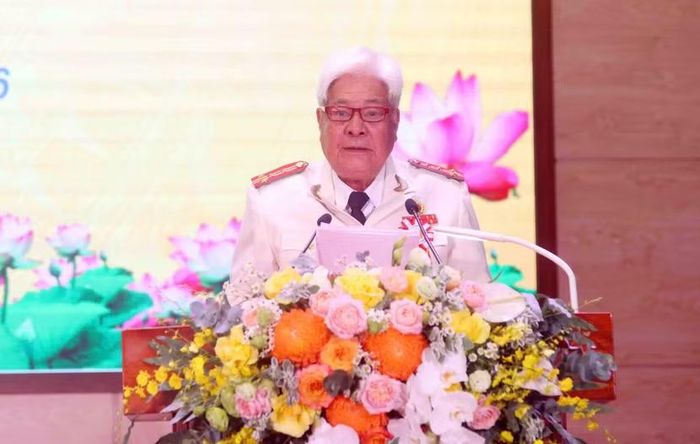 Đại tá Hoàng Minh Đạo - nguyên Trưởng phòng Bảo vệ sự kiện đặc biệt quan trọng và khách quốc tế đại diện cán bộ hưu trí phát biểu tại buổi lễ