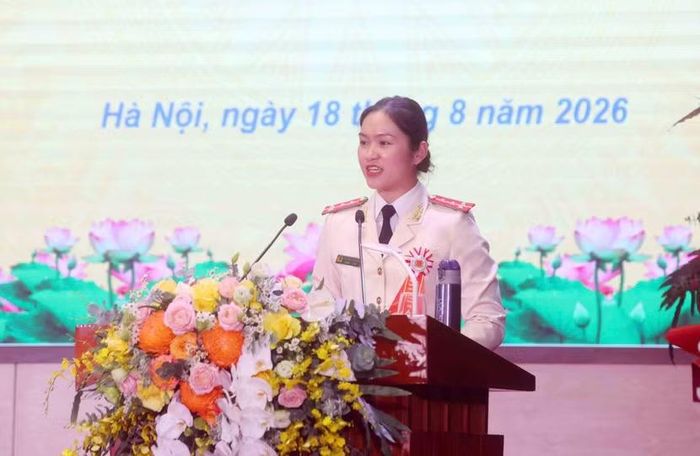 Đại úy Nguyễn Thu Hương, đại diện cho thế hệ trẻ Phòng Bảo vệ sự kiện đặc biệt quan trọng và khách quốc tế phát biểu tại buổi lễ