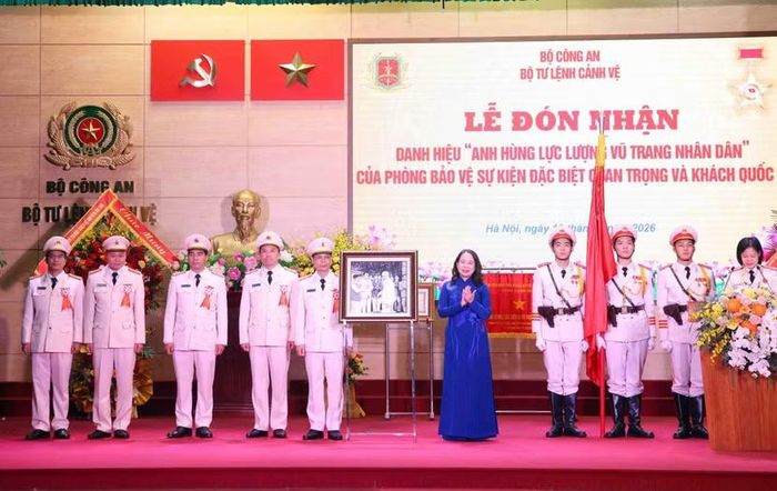 Phó Chủ tịch Võ Thị Ánh Xuân trao danh hiệu Anh hùng lực lượng vũ trang nhân dân và món quà đặc biệt gửi tặng CBCS Phòng Bảo vệ sự kiện đặc biệt quan trọng và khách quốc tế